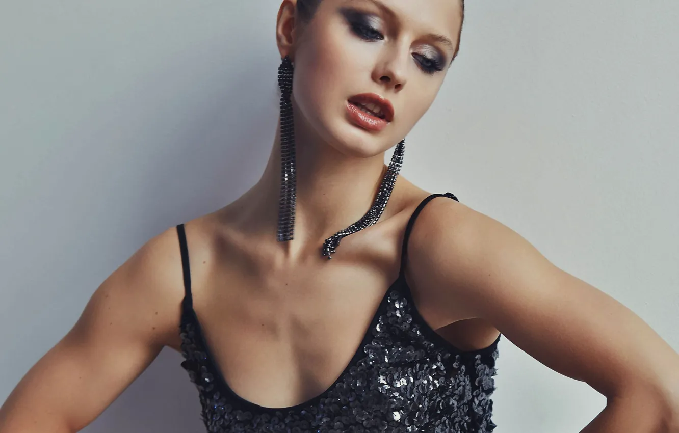 Фото обои dress, woman, model, brunette, earring, mouth, makeup, strap