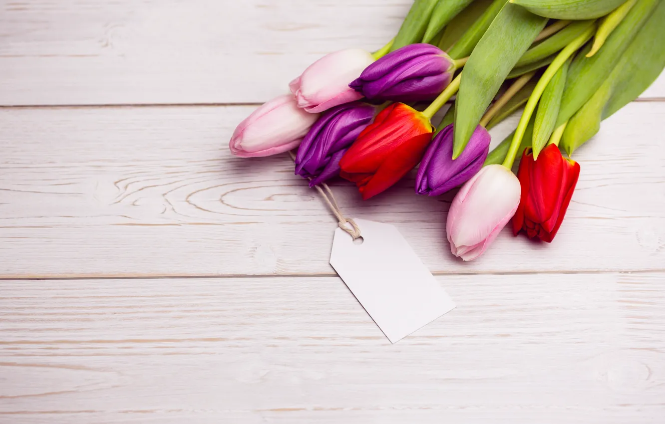 Фото обои цветы, букет, colorful, тюльпаны, red, white, wood, flowers