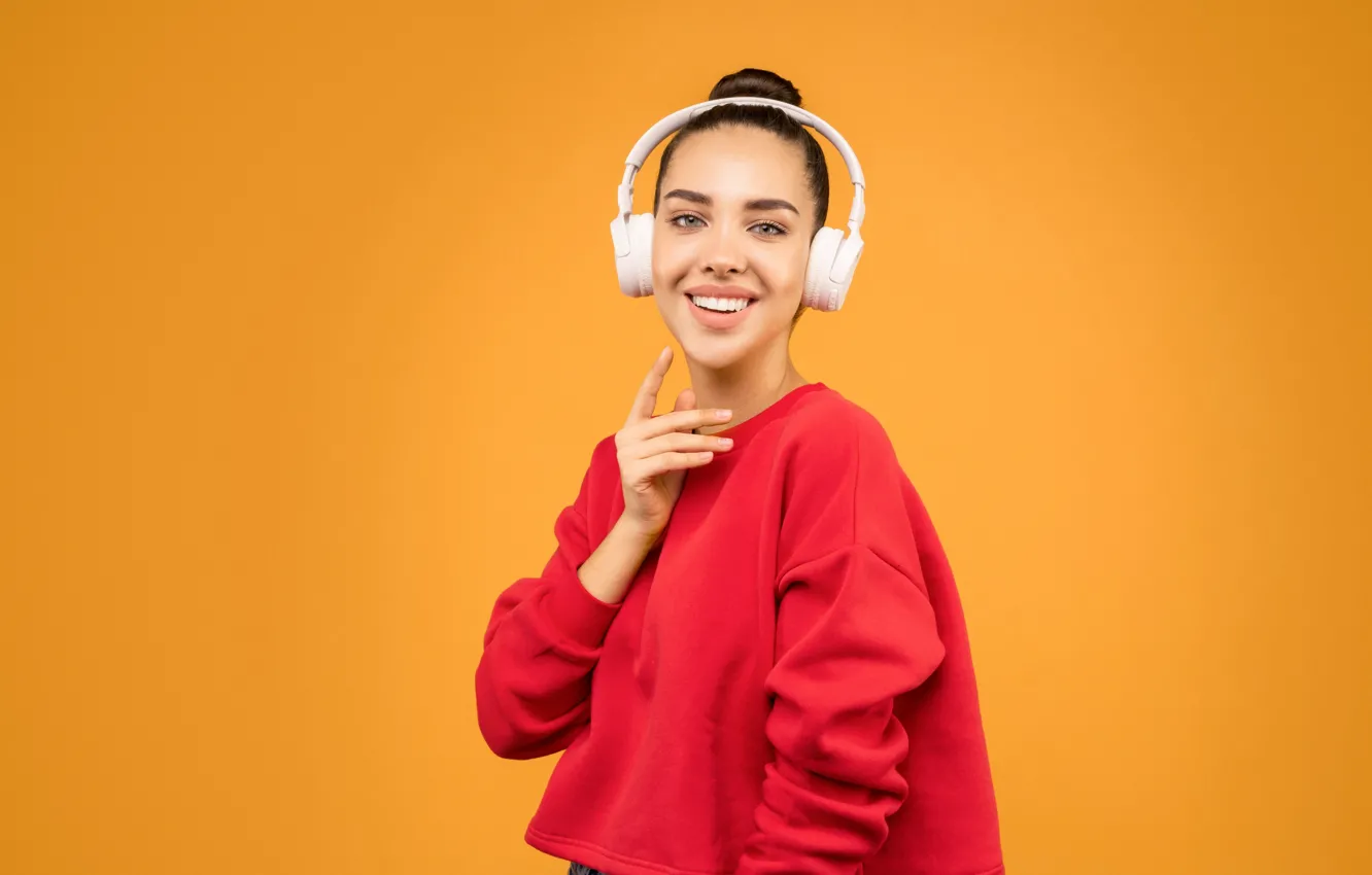 Фото обои девушка, улыбка, фон, обои, наушники, wallpaper, girl, оранжевый фон