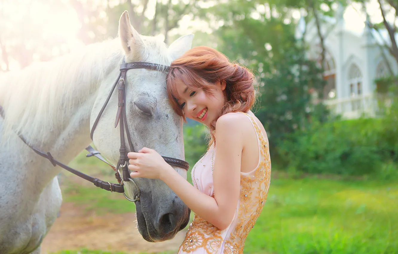 Фото обои лето, девушка, лицо, улыбка, фон, волосы, лошадь