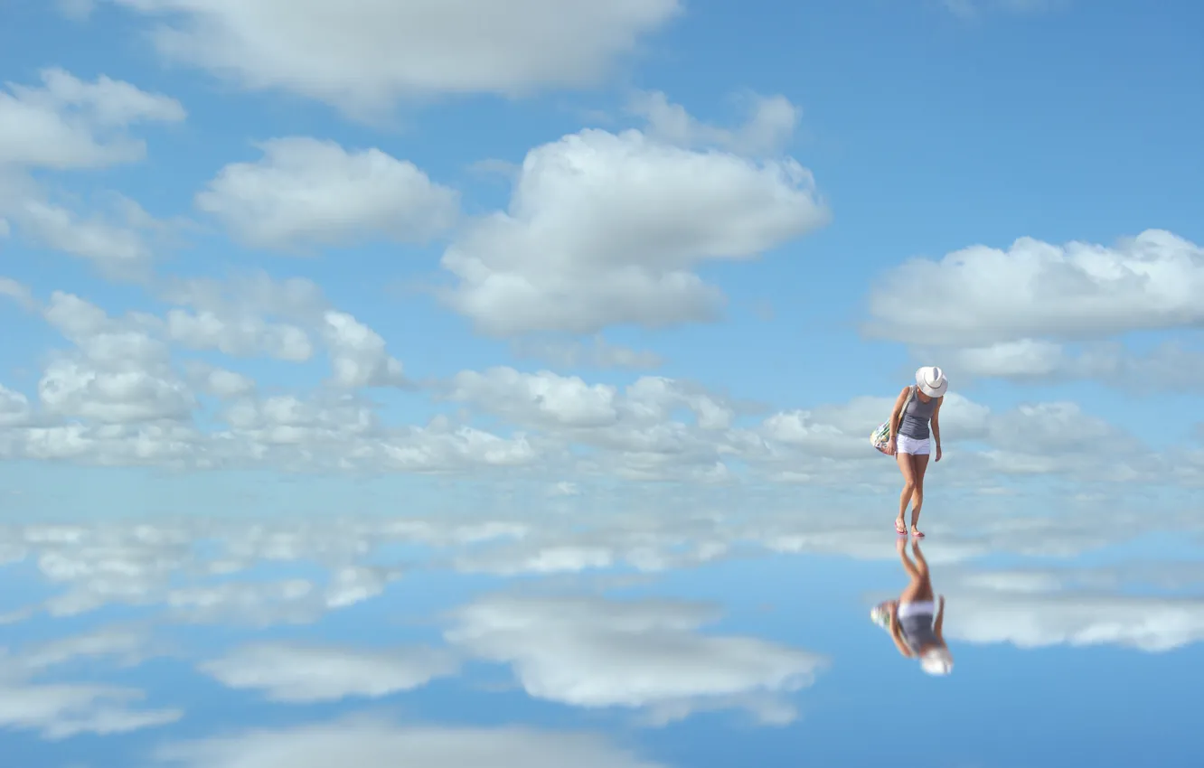 Фото обои небо, облака, синий, отражение, женщина, зеркало, sky, woman