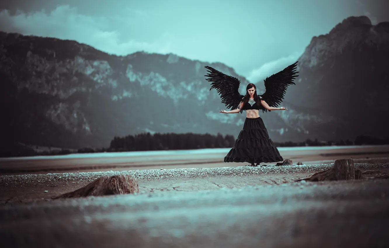 Фото обои девушка, горы, поза, женщина, крылья, ангел, перья, демон