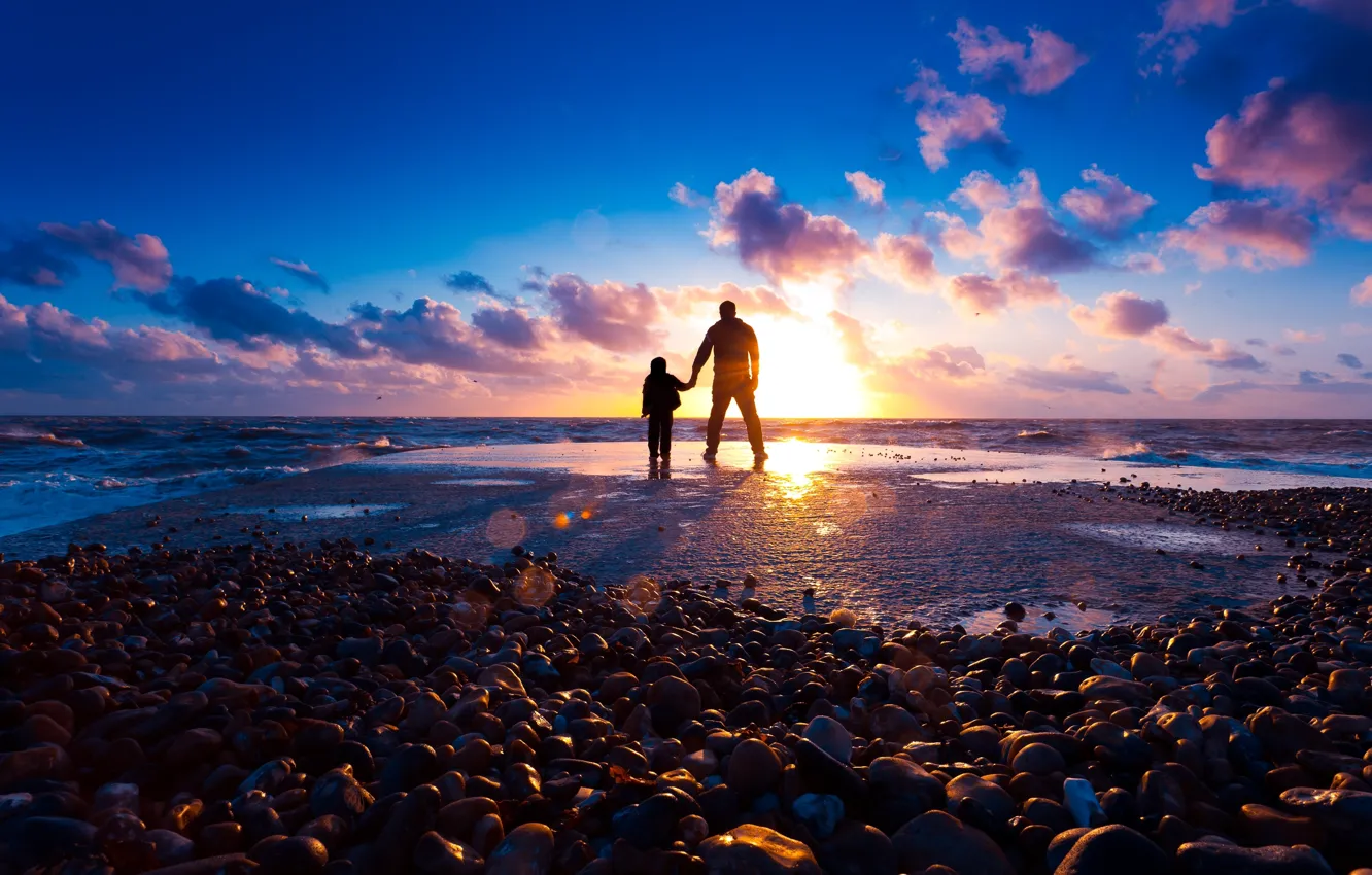 Фото обои море, пляж, солнце, лучи, свет, закат, камни, настроение