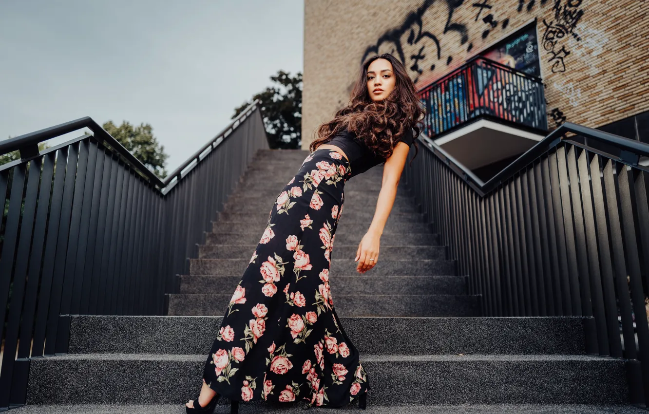 Фото обои девушка, поза, лестница, Laura