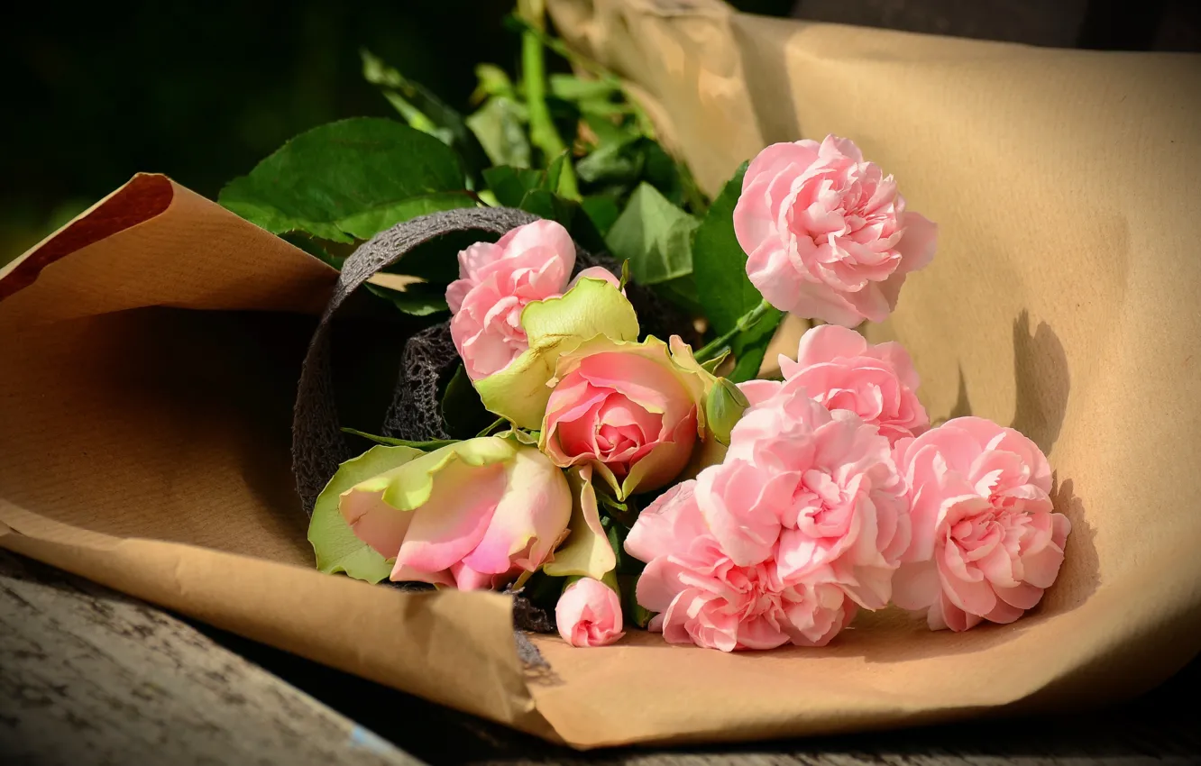 Фото обои цветы, бумага, доски, розы, букет, скамья, упаковка, гвоздики