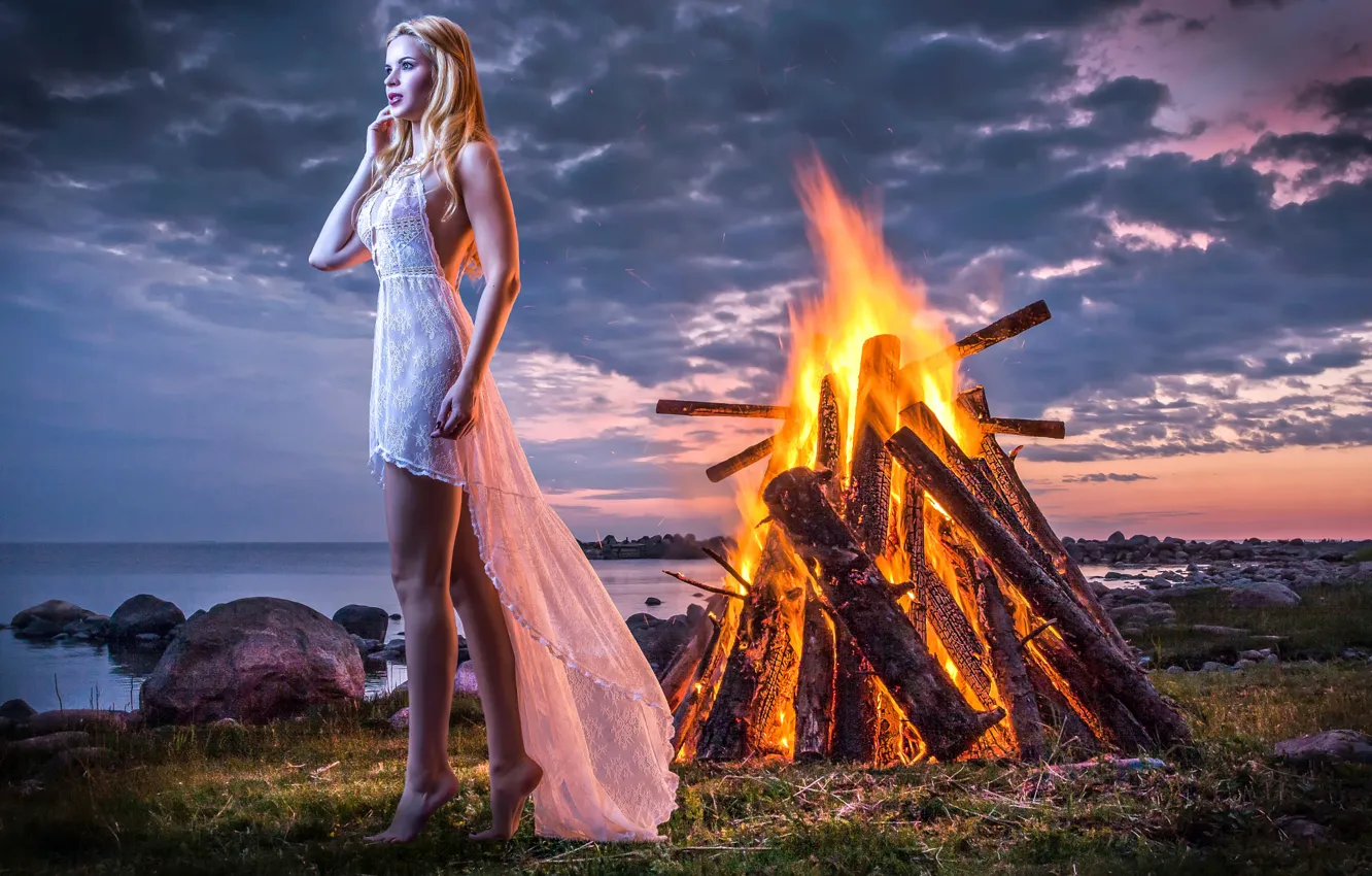 Фото обои девушка, берег, костёр, Ocean Shore Fantasy