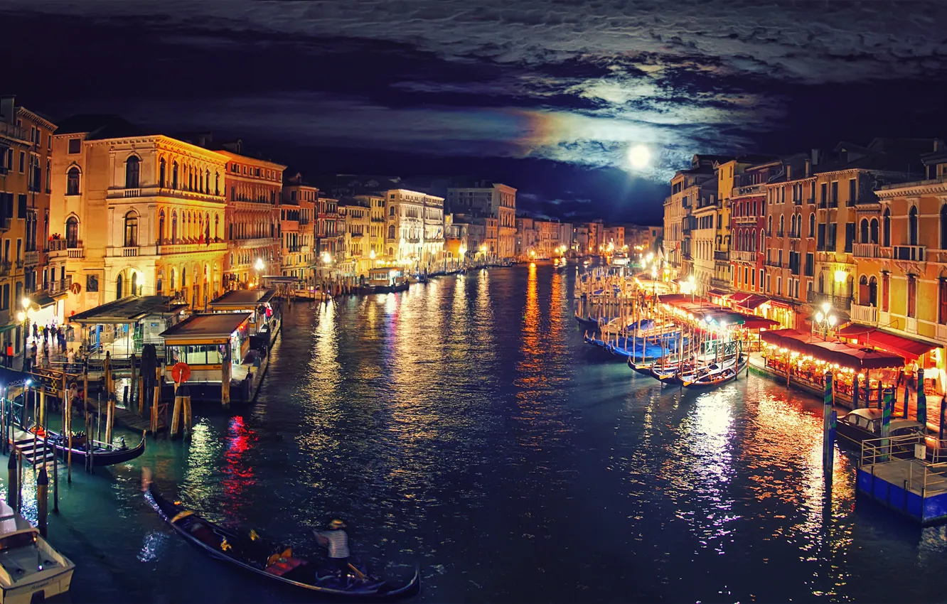 Фото обои небо, облака, ночь, огни, луна, лодка, канал, Italy