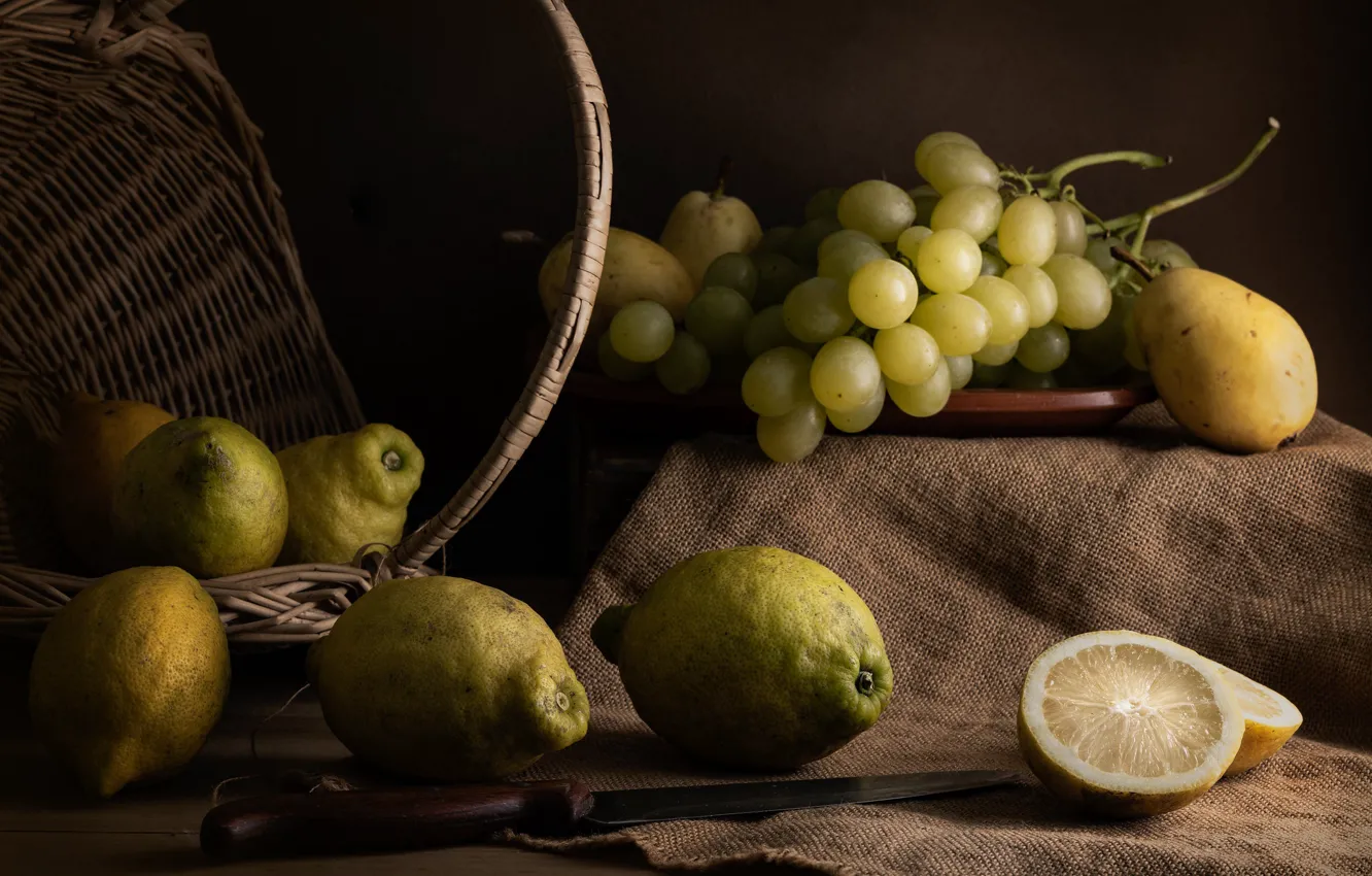 Фото обои корзина, виноград, нож, натюрморт, груши, мешковина, лимоны