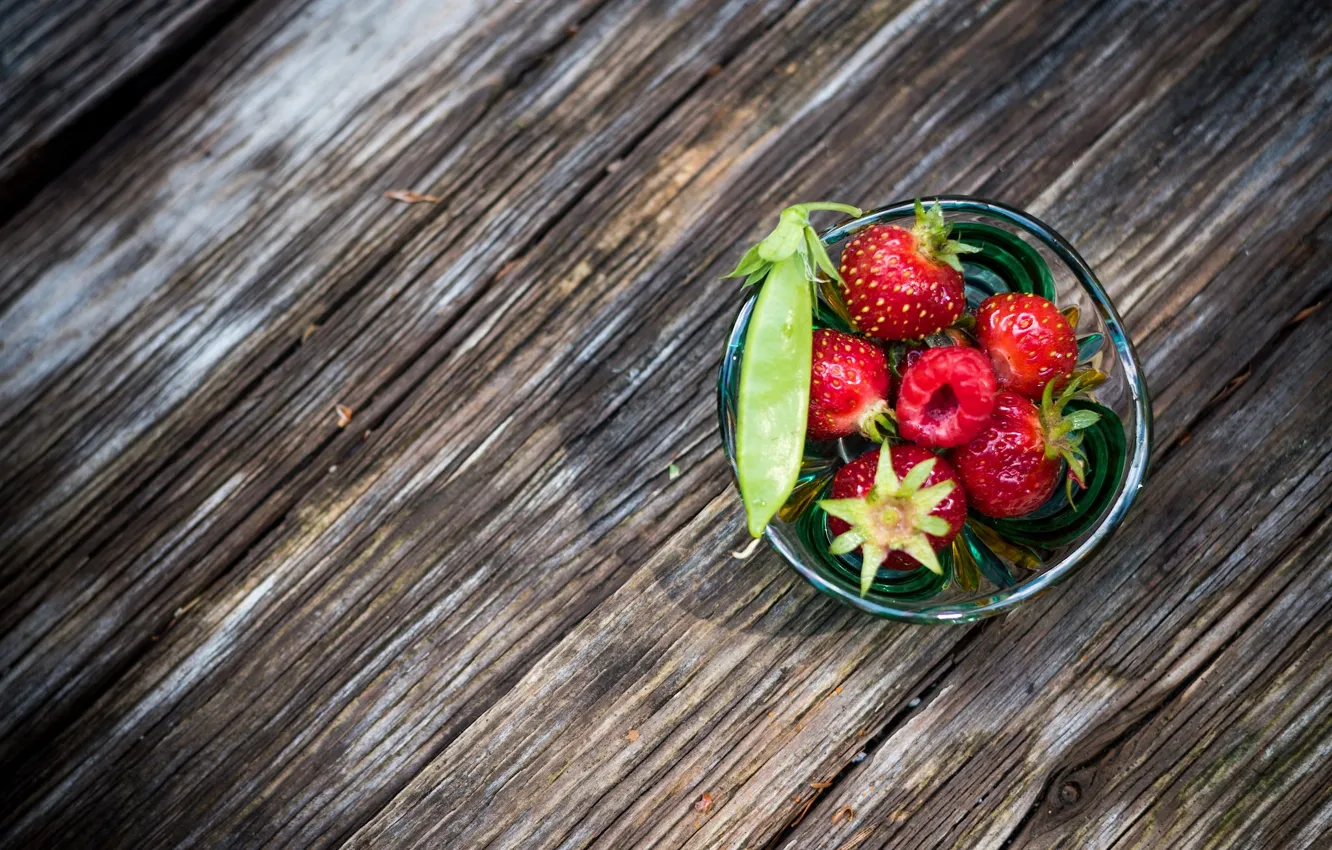 Фото обои макро, стакан, ягоды, малина, клубника, горох