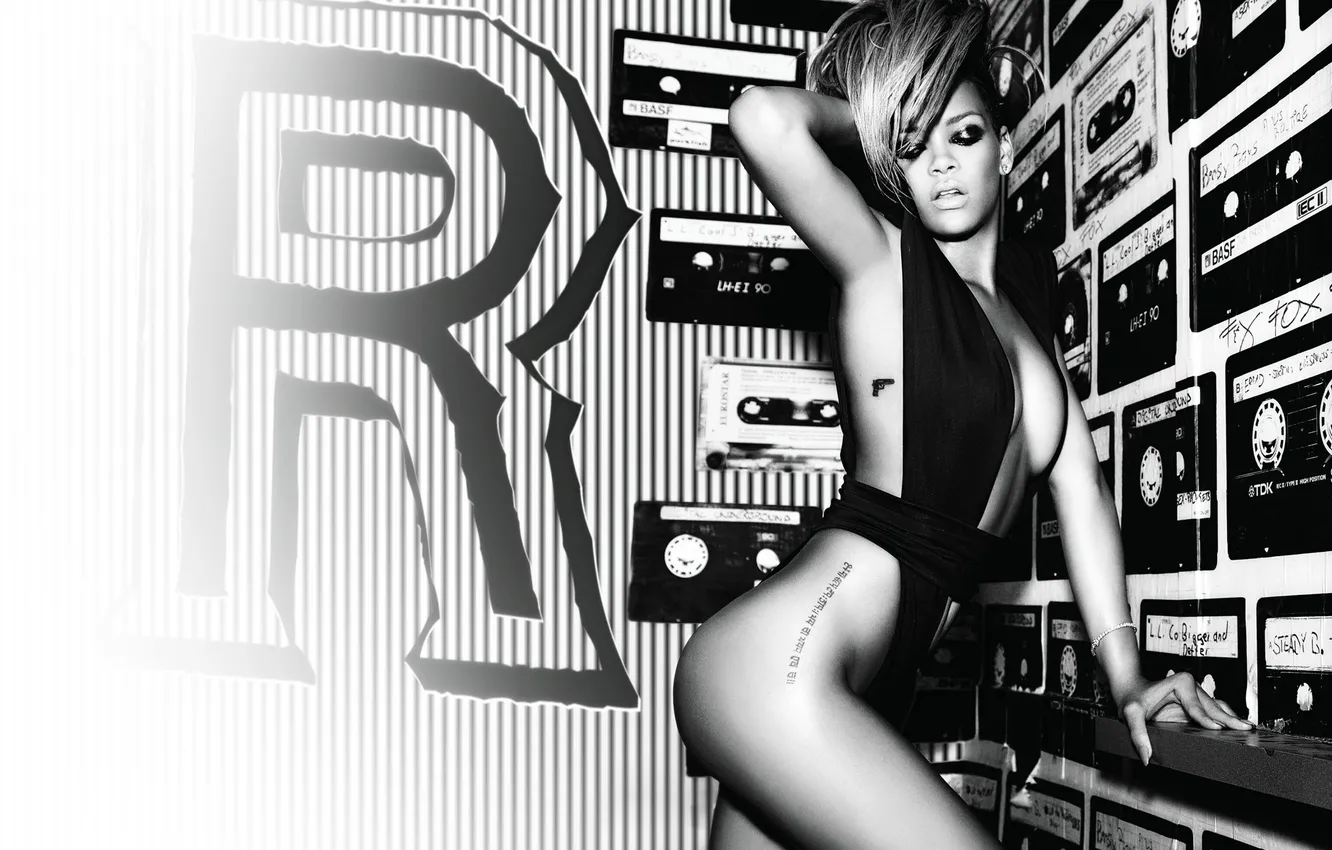 Фото обои купальник, наряд, образ, певица, Rihanna, Риана, монохром, татуировки