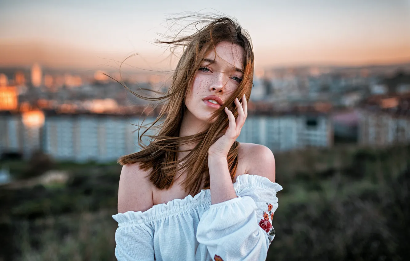 Фото обои city, Girl, long hair, photo, brown, blue eyes, model, bokeh