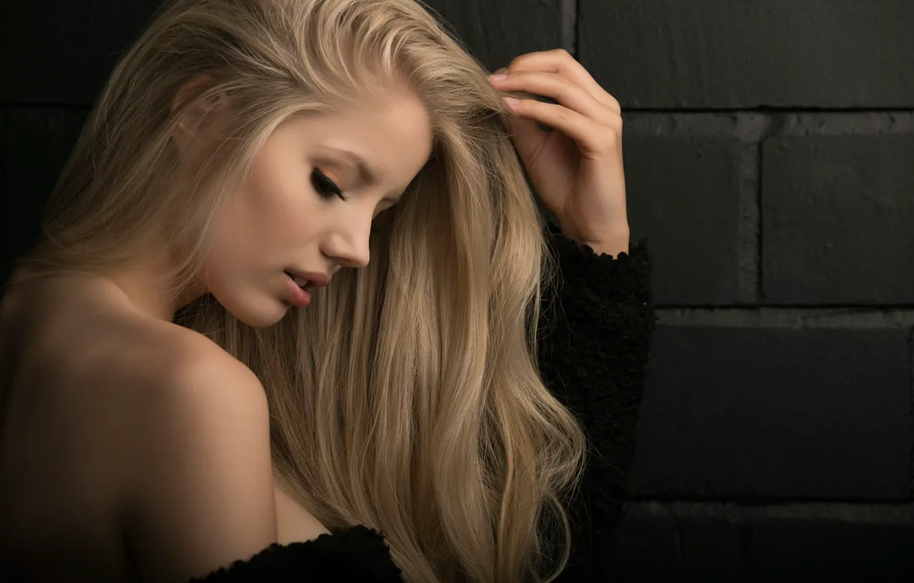 Фото обои поза, стена, модель, портрет, макияж, прическа, блондинка, красотка