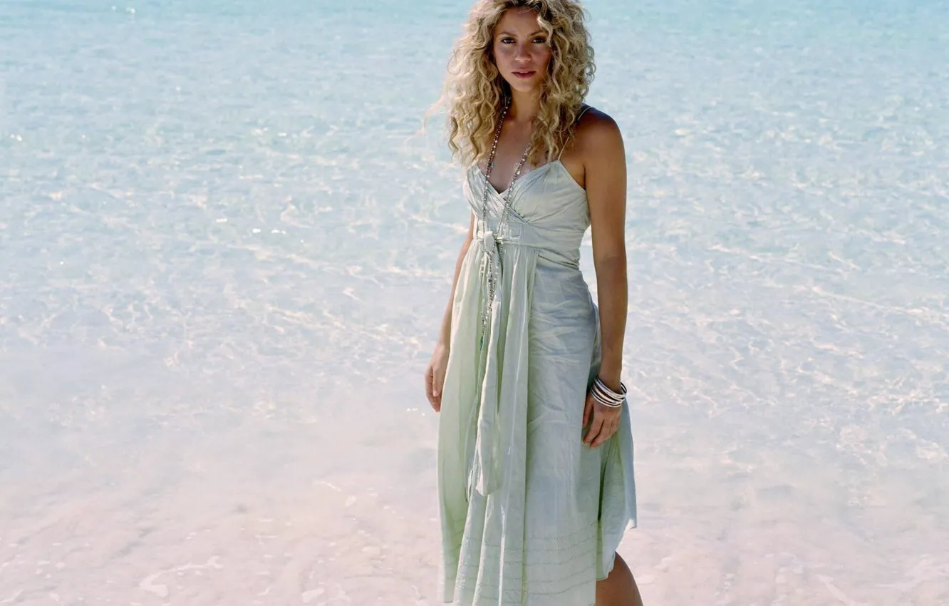 Фото обои море, пляж, вода, девушка, музыка, волосы, платье, блондинка