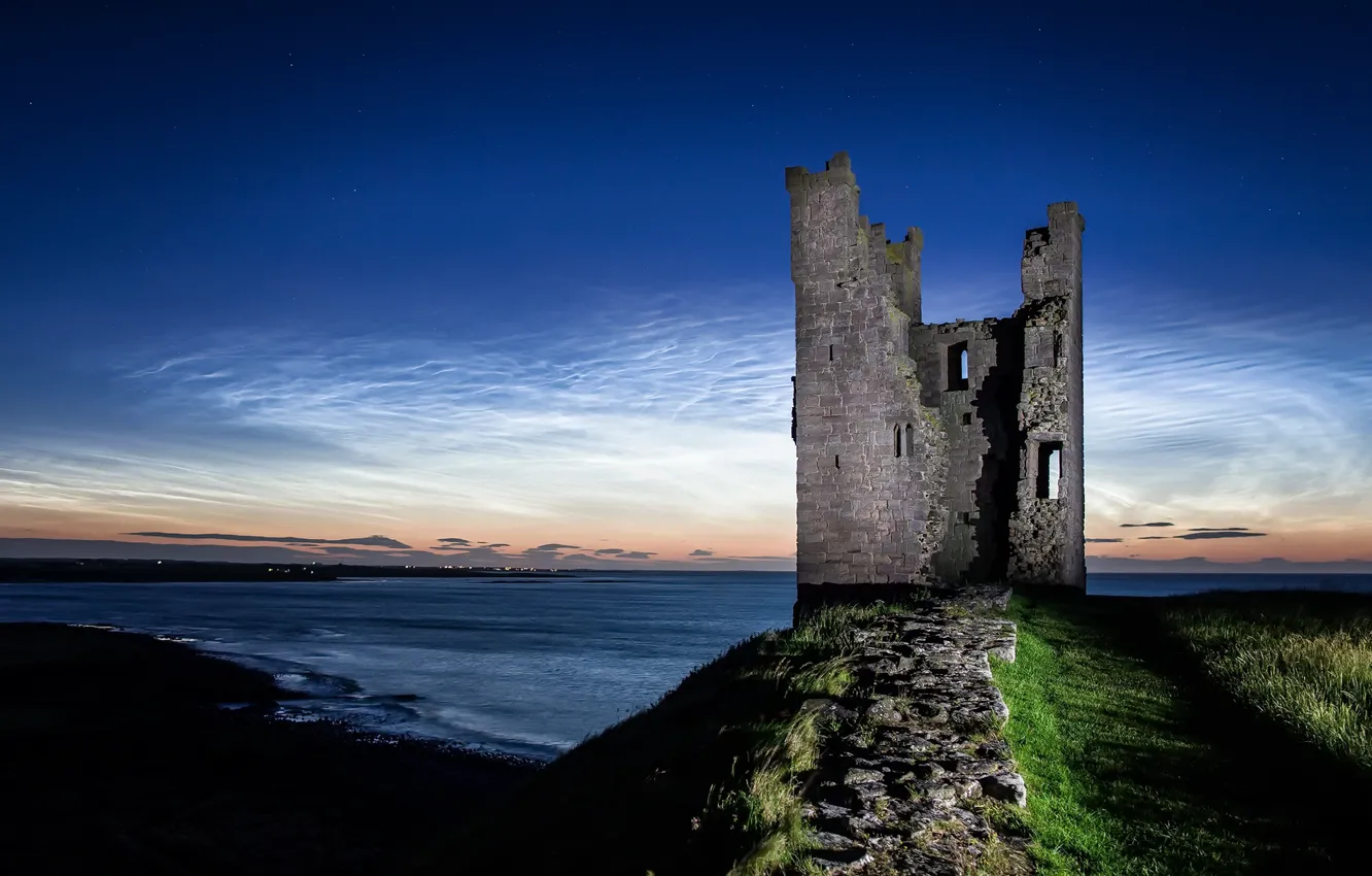 Фото обои Northumberland, Dunstanburgh Castle, Night Shining Tower - Noctilucent Clouds