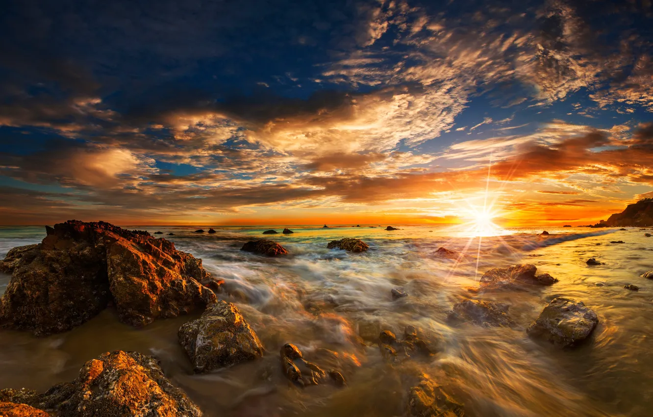 Фото обои море, пляж, небо, солнце, облака, лучи, камни, рассвет