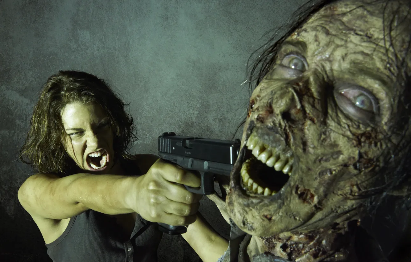 Фото обои пистолет, зомби, Maggie, крик, The Walking Dead, Ходячие мертвецы, Lauren Cohan