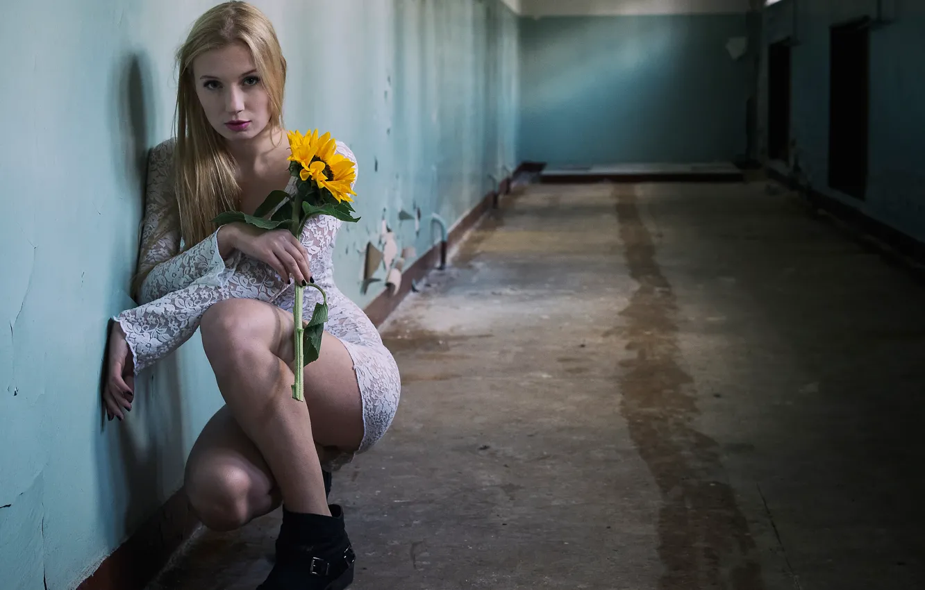 Фото обои цветок, девушка, платье, коридор, ножки