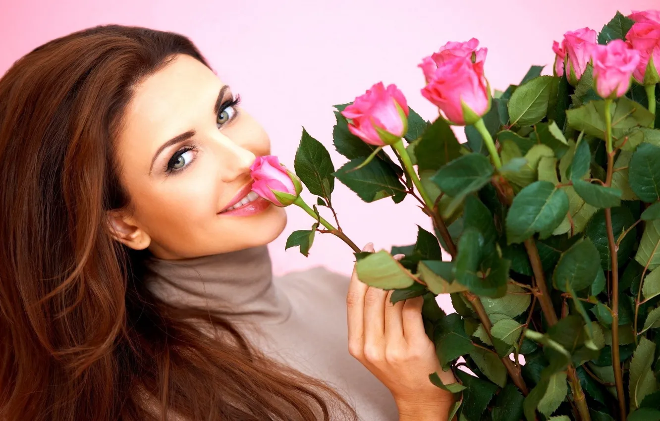 Фото обои Model, Flowers, Smile, Roses, Monika Pietrasinska, Background, Bouquet, Look