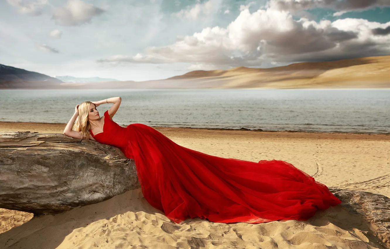 Фото обои песок, море, пляж, девушка, поза, стиль, красное платье, Ренат Хисматулин