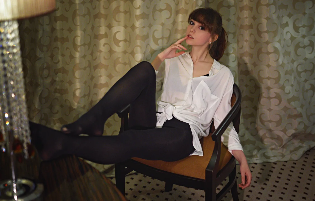 Фото обои взгляд, девушка, поза, ноги, кресло, руки, колготки, Оля Пушкина