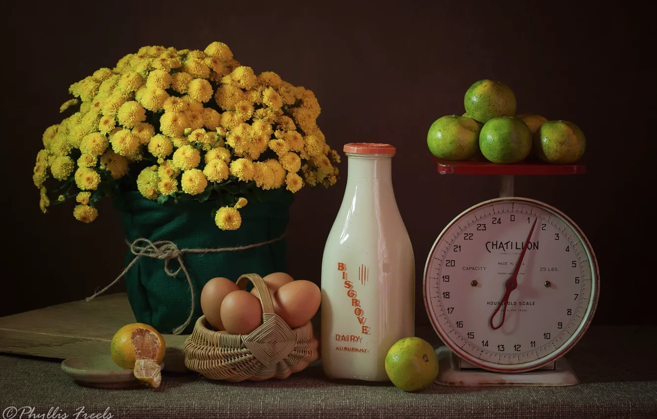 Фото обои цветы, яйца, молоко, натюрморт, корзинка, весы, хризантемы, жёлтые