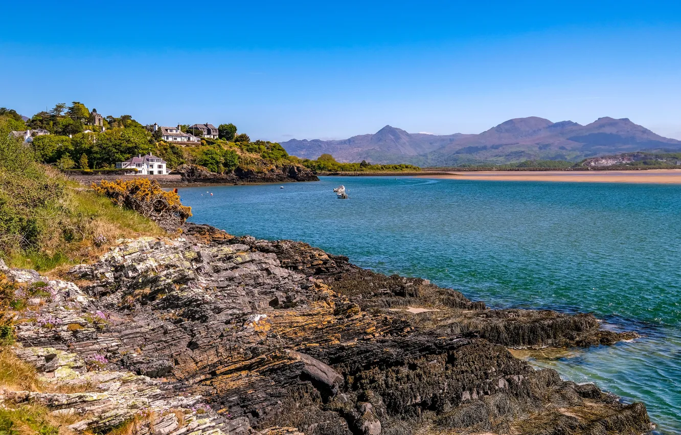 Фото обои море, небо, солнце, деревья, горы, камни, побережье, дома