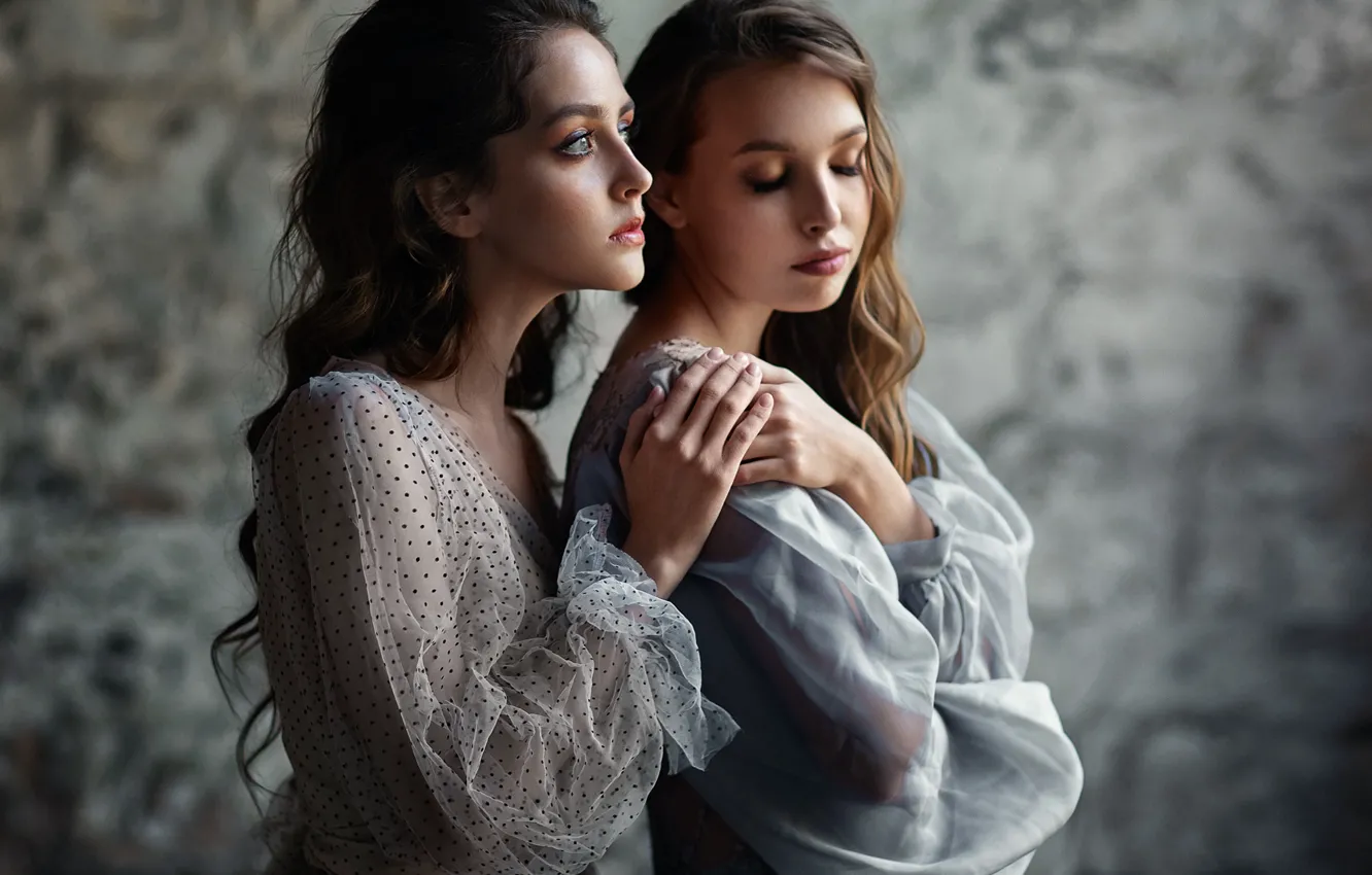 Фото обои взгляд, поза, девушки, модель, волосы, платье, губы, красивые