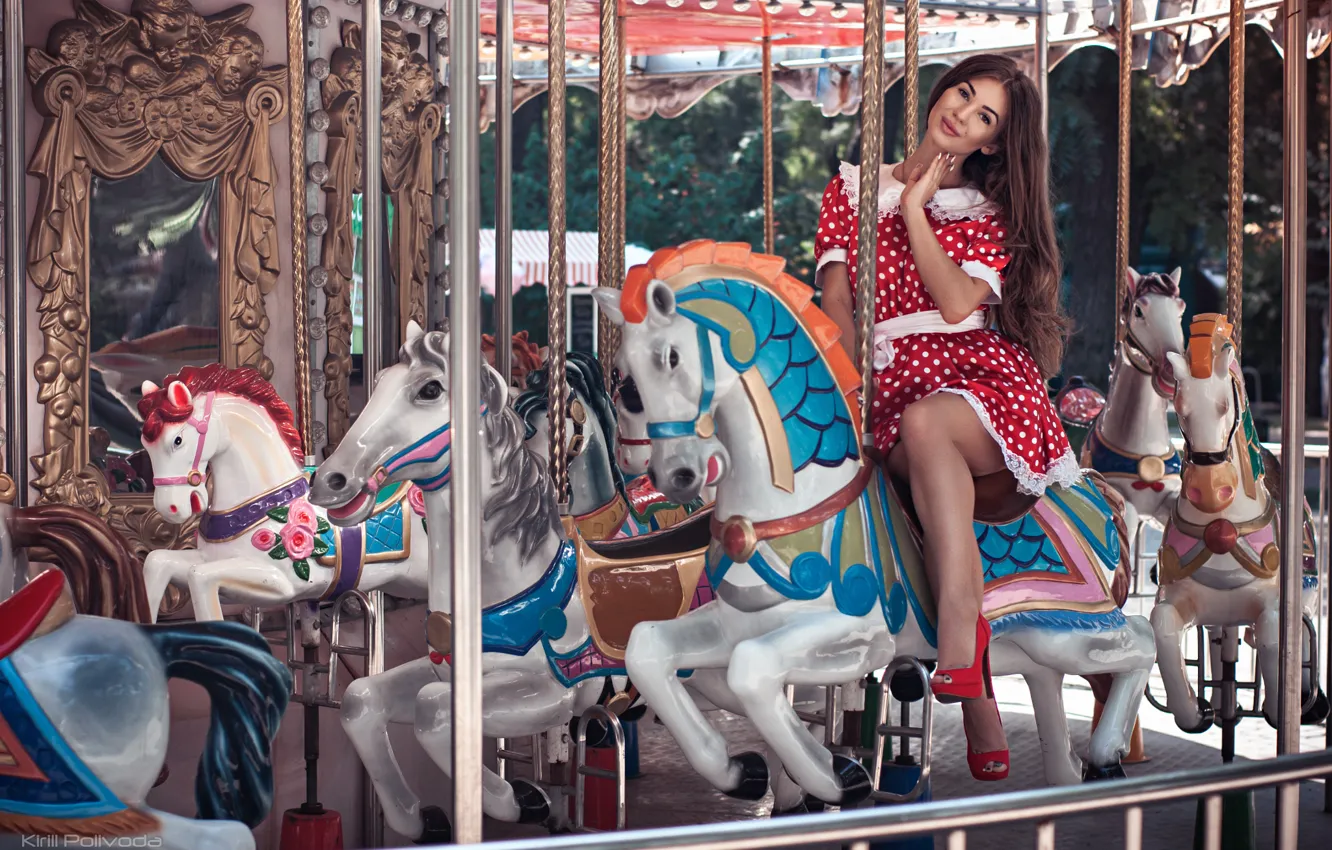 Фото обои девушка, улыбка, модель, кони, платье, туфли, каблуки, light