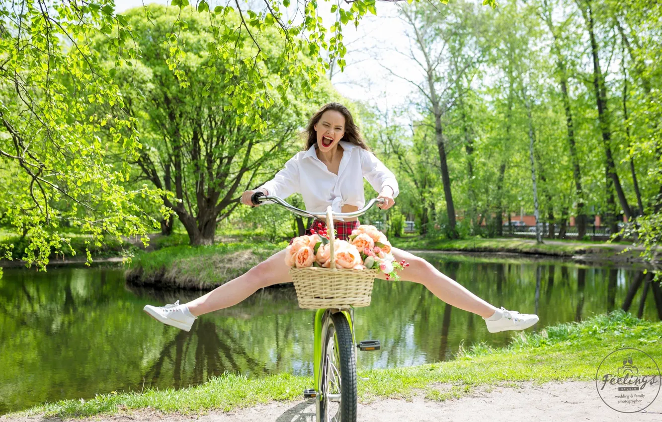 Фото обои солнце, деревья, радость, цветы, велосипед, поза, пруд, парк