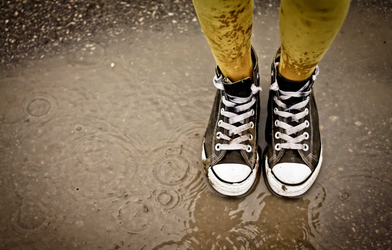 Фото обои дождь, лужа, шнурки, гязь, Кеды
