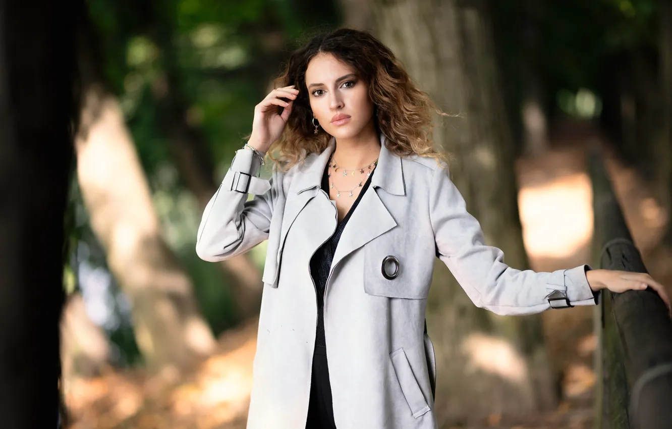 Фото обои девушка, поза, плащ, боке, Chiara