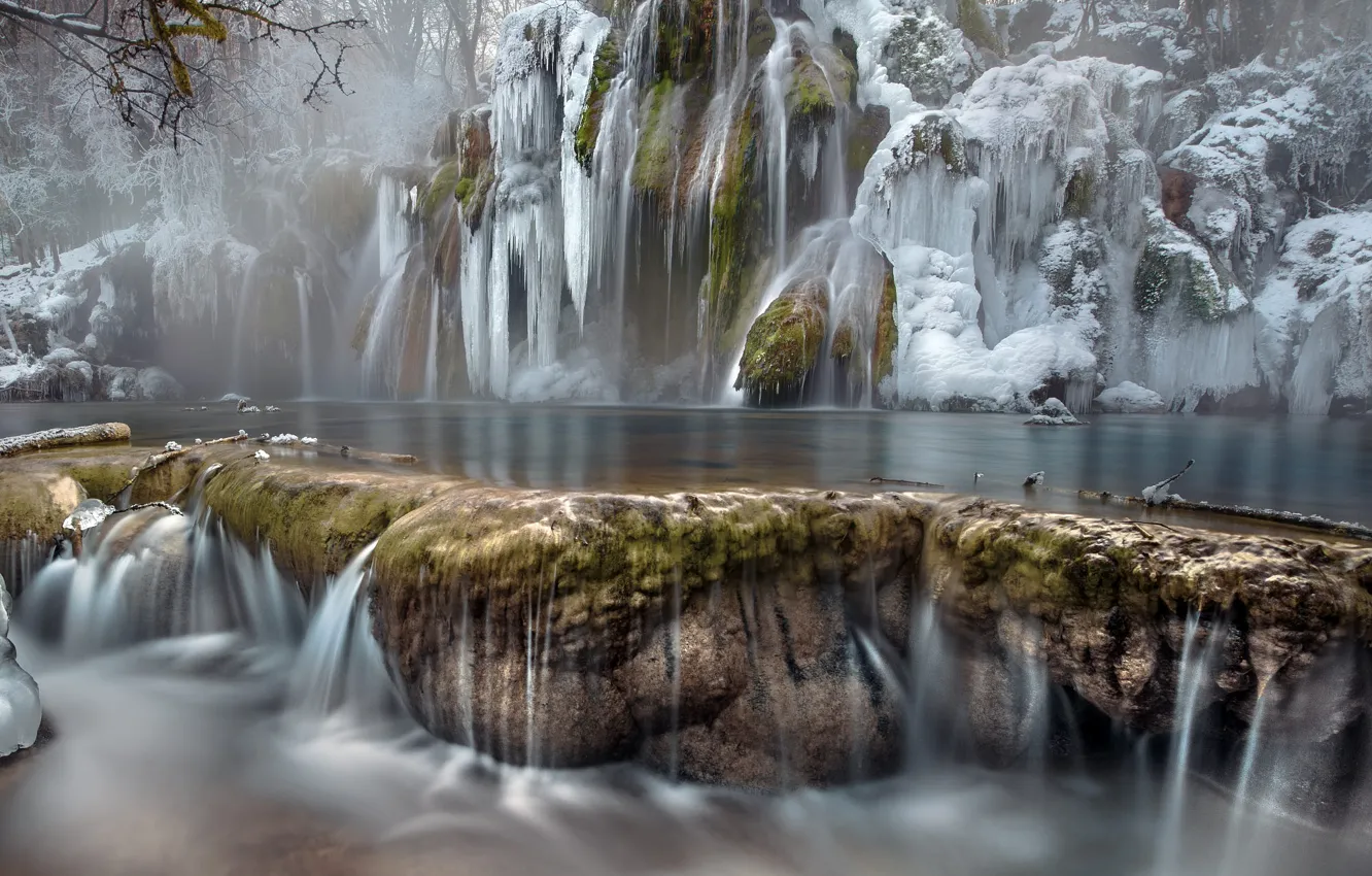 Фото обои зима, снег, ветки, туман, камни, скалы, берег, водопад