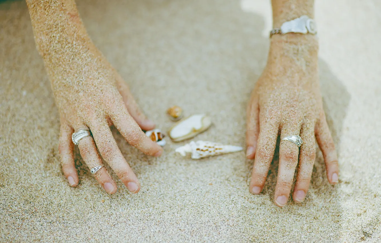 Фото обои песок, кольца, руки, ракушки