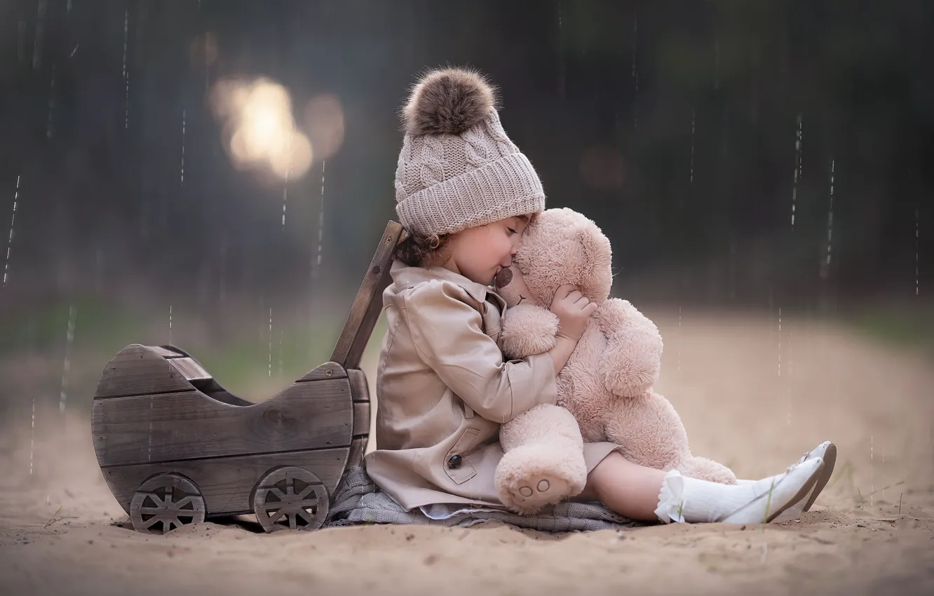 Фото обои дождь, игрушка, девочка, коляска, медвежонок, шапочка, плюшевый мишка, Keren Genish