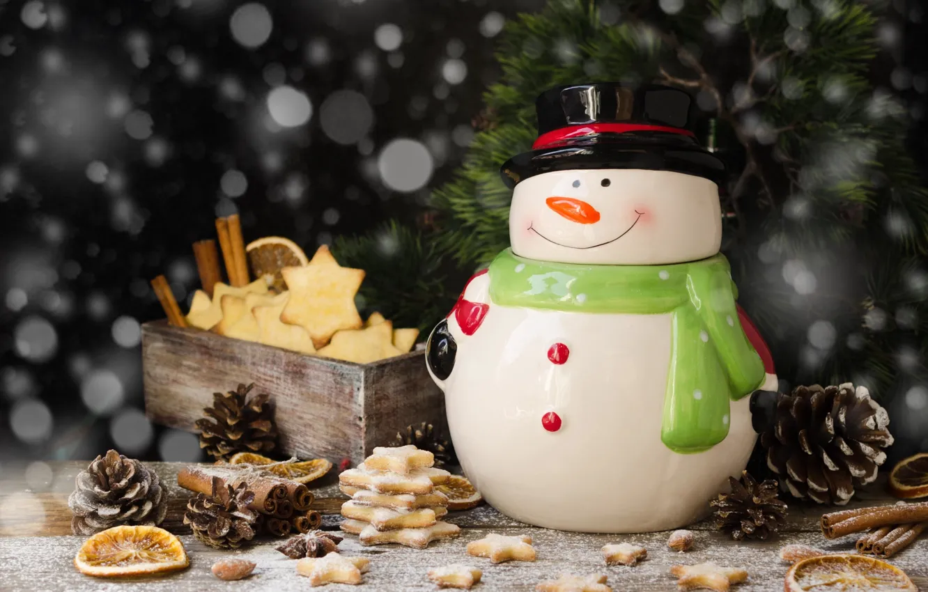 Фото обои праздник, новый год, рождество, ветка, печенье, снеговик, ящик, шишки