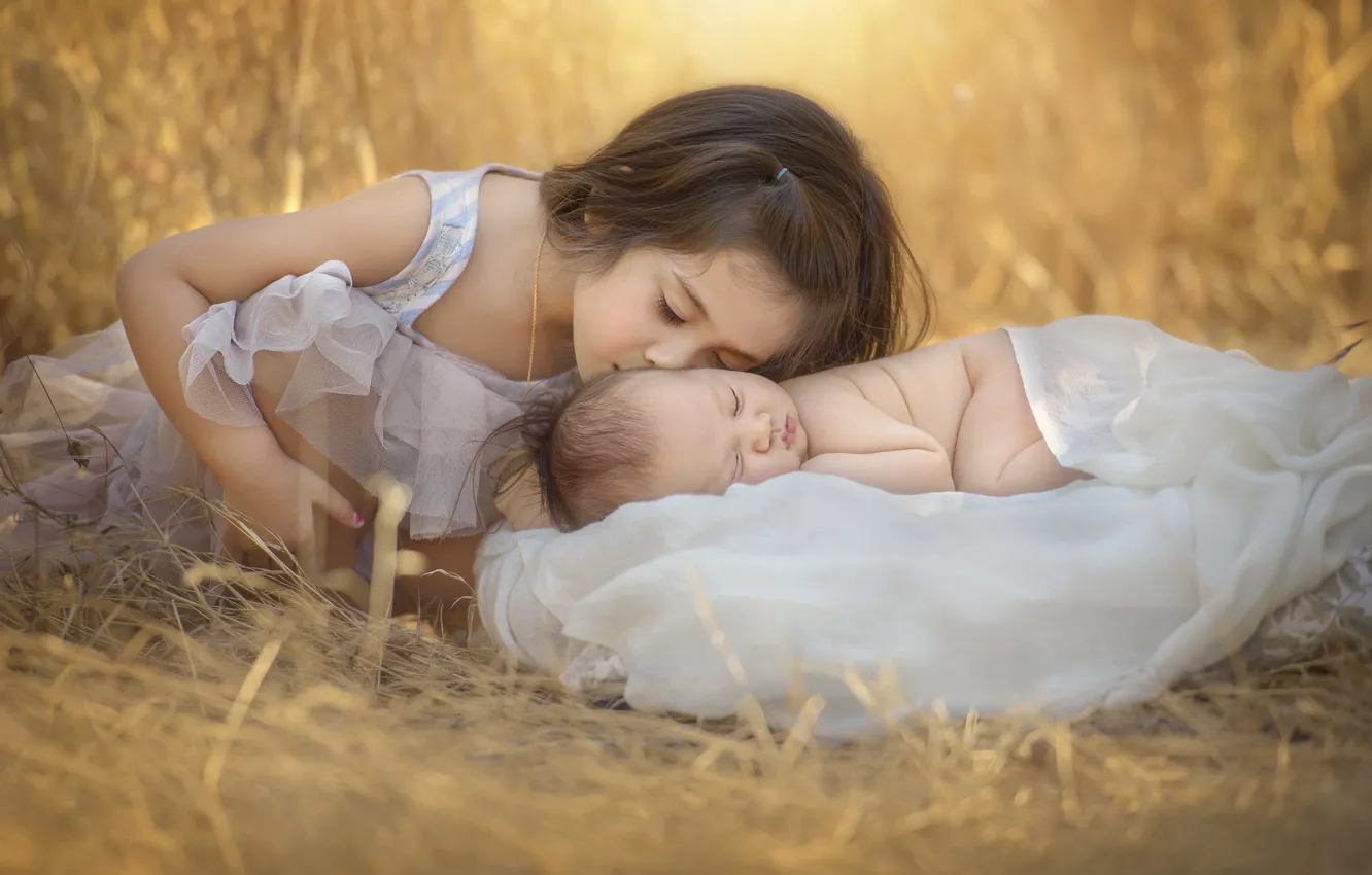 Фото обои трава, природа, дети, поцелуй, девочка, младенец