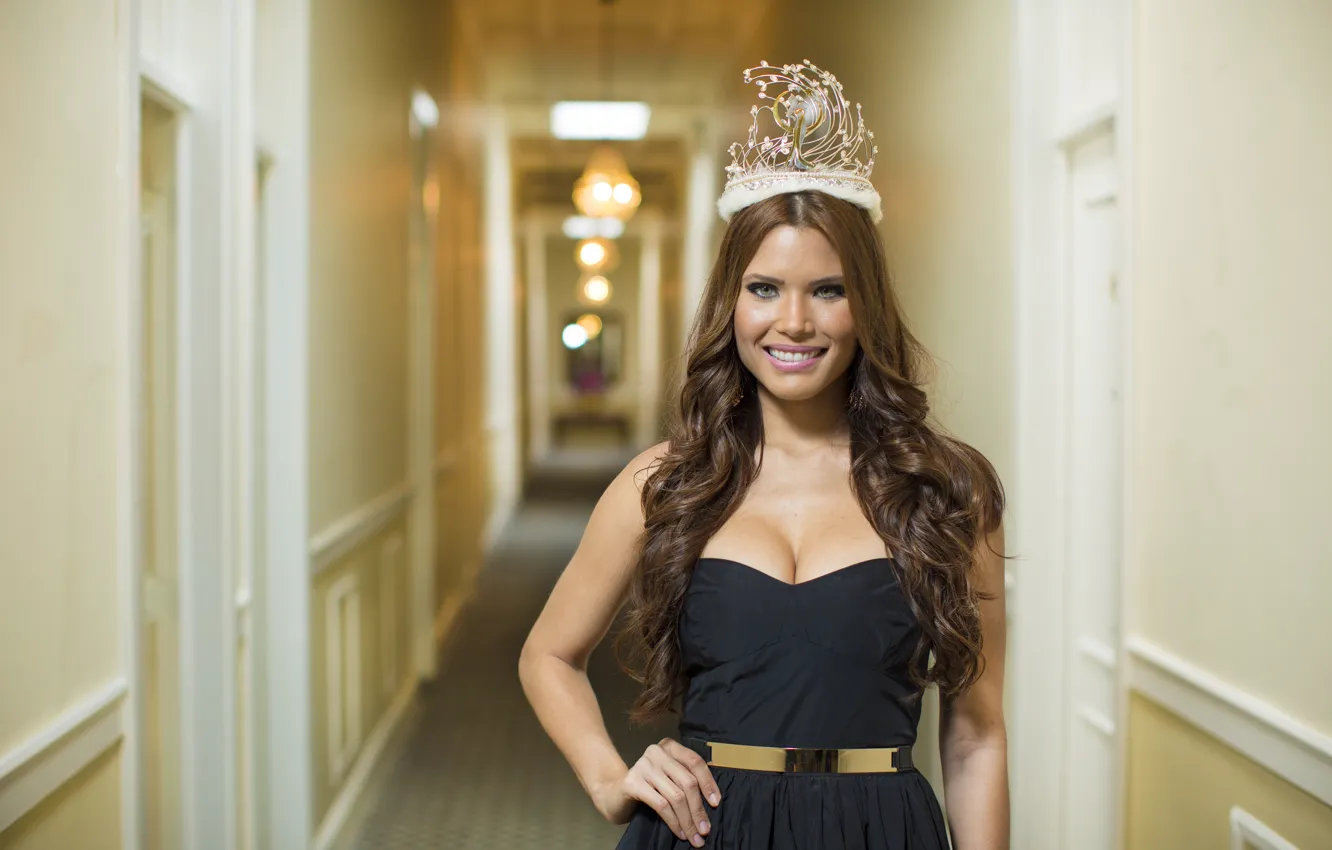 Фото обои dress, smile, model, pretty