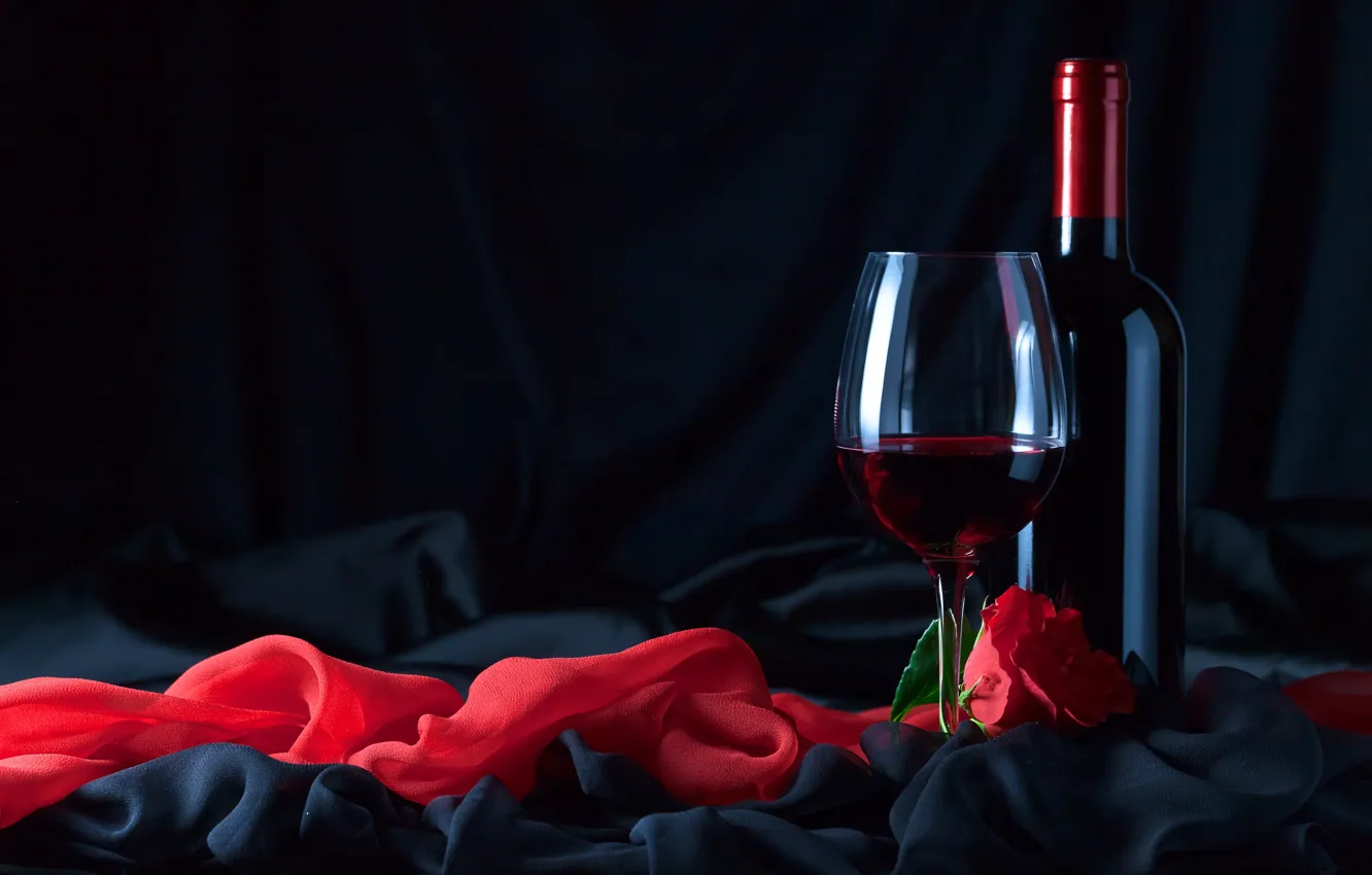 Фото обои цветок, вино, бокал, роза, бутылка, ткань, чёрная, красная