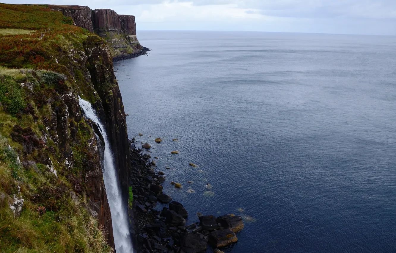 Фото обои скала, озеро, побережье, водопад, Шотландия, Scotland, Isle of Skye, остров Скай