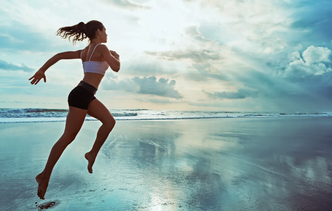 Фото обои beach, train, woman run