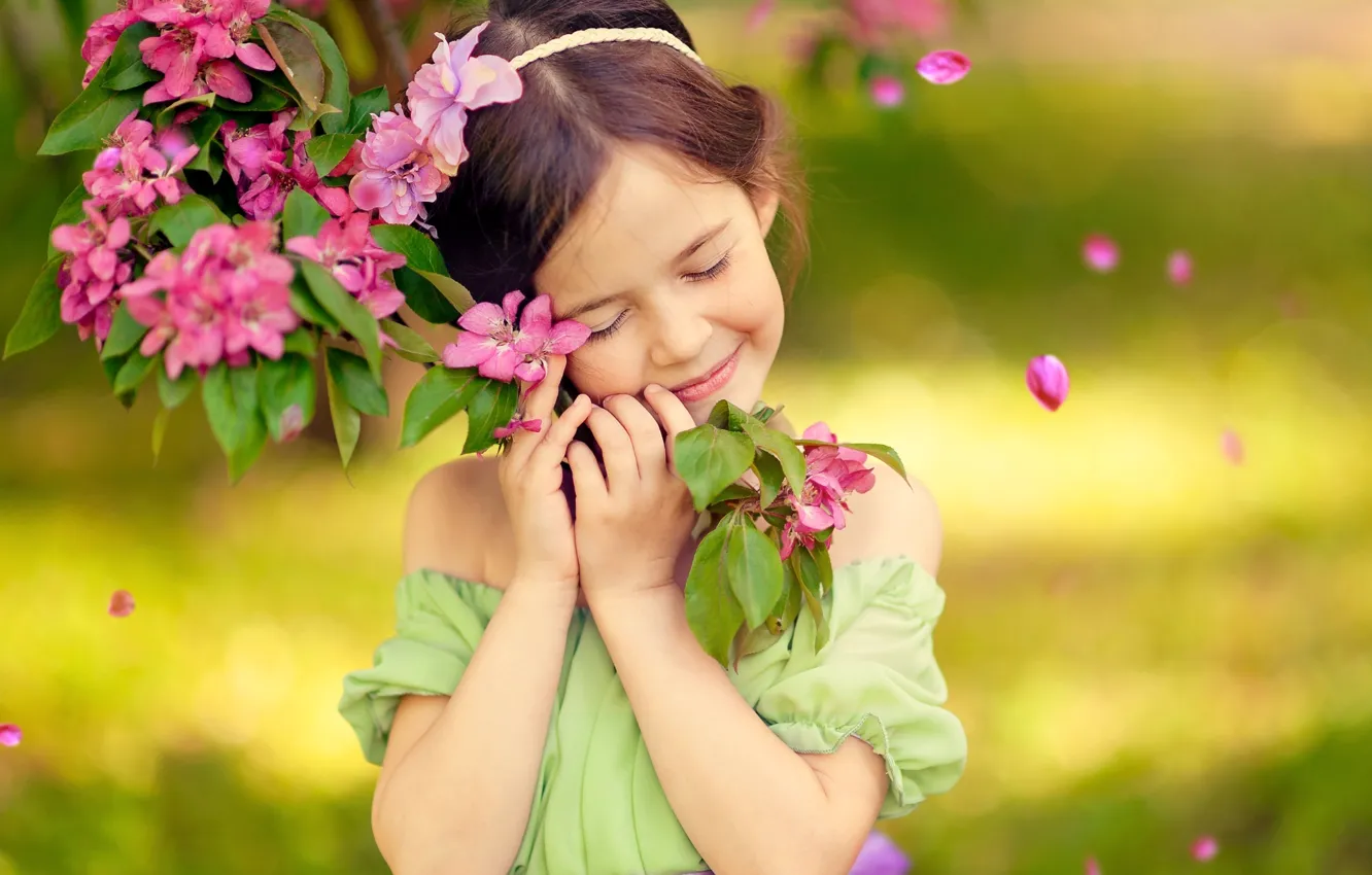 Фото обои радость, счастье, детство, улыбка, эмоции, дерево, весна, девочка