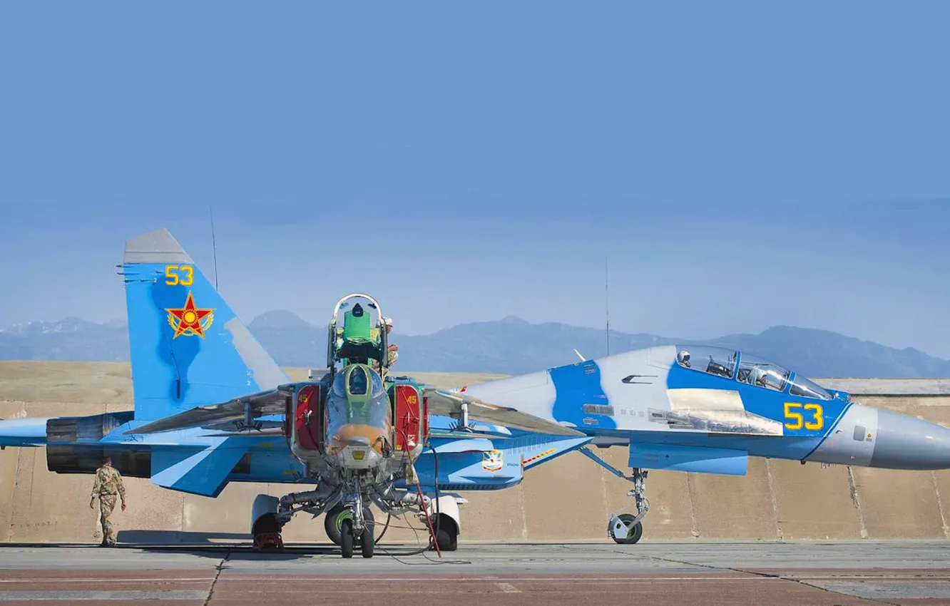 Фото обои истребители, стоянка, аэродром, рулёжка, су-27уб, миг-27, ввс казахстана