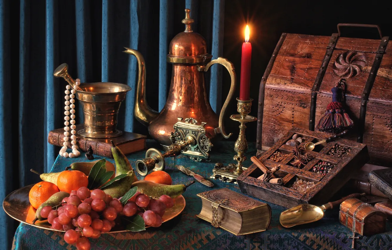 Фото обои свеча, ожерелье, виноград, книга, фрукты, сундук, натюрморт, груши