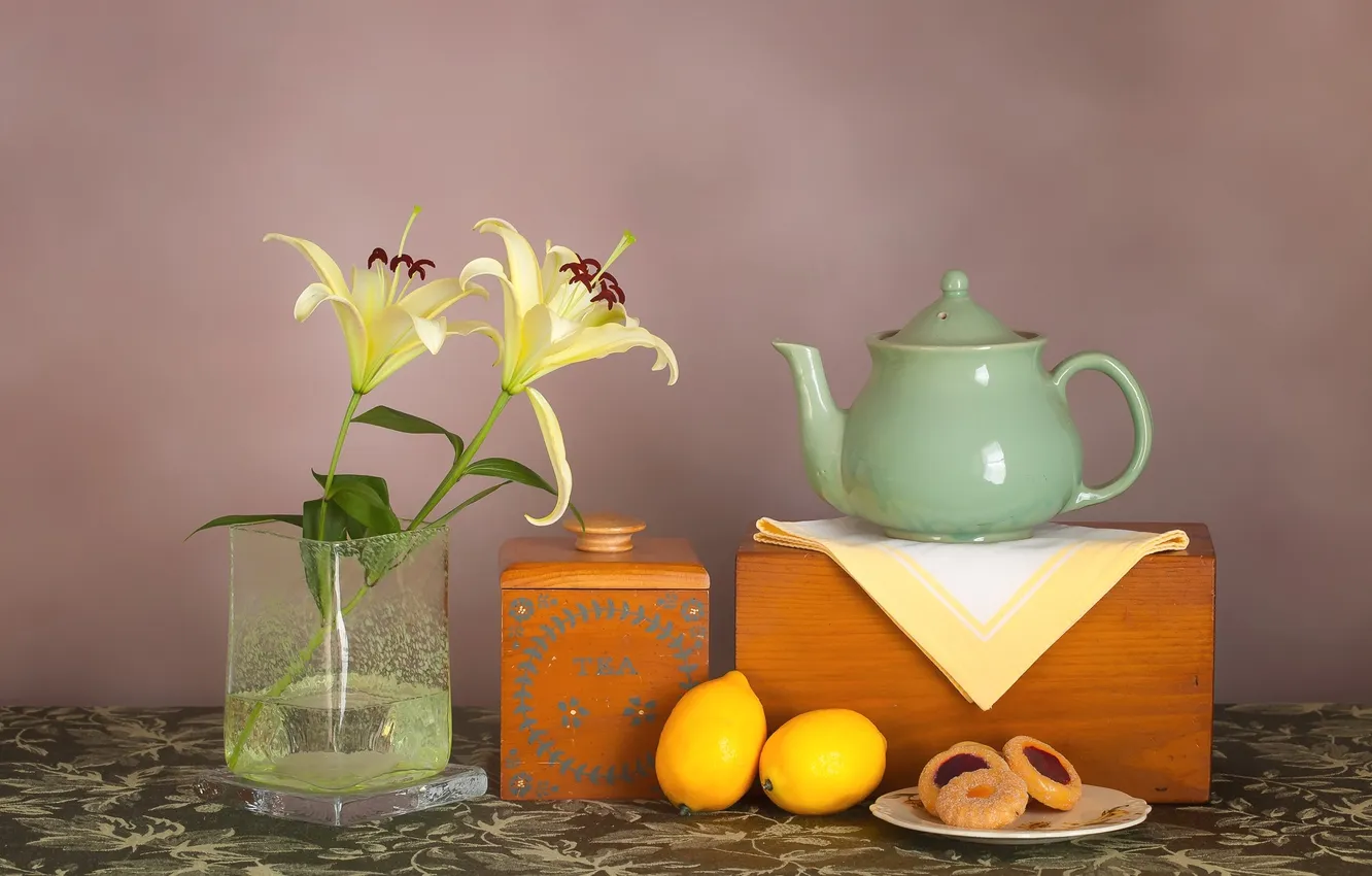 Фото обои лимон, чай, лилия, чайник, печенье, натюрморт