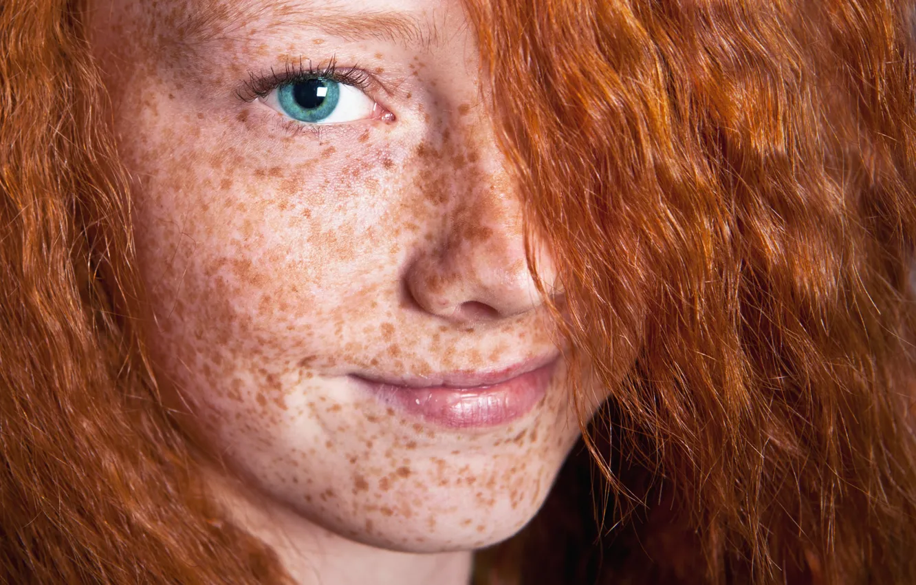 Фото обои woman, smile, redhead, Freckles
