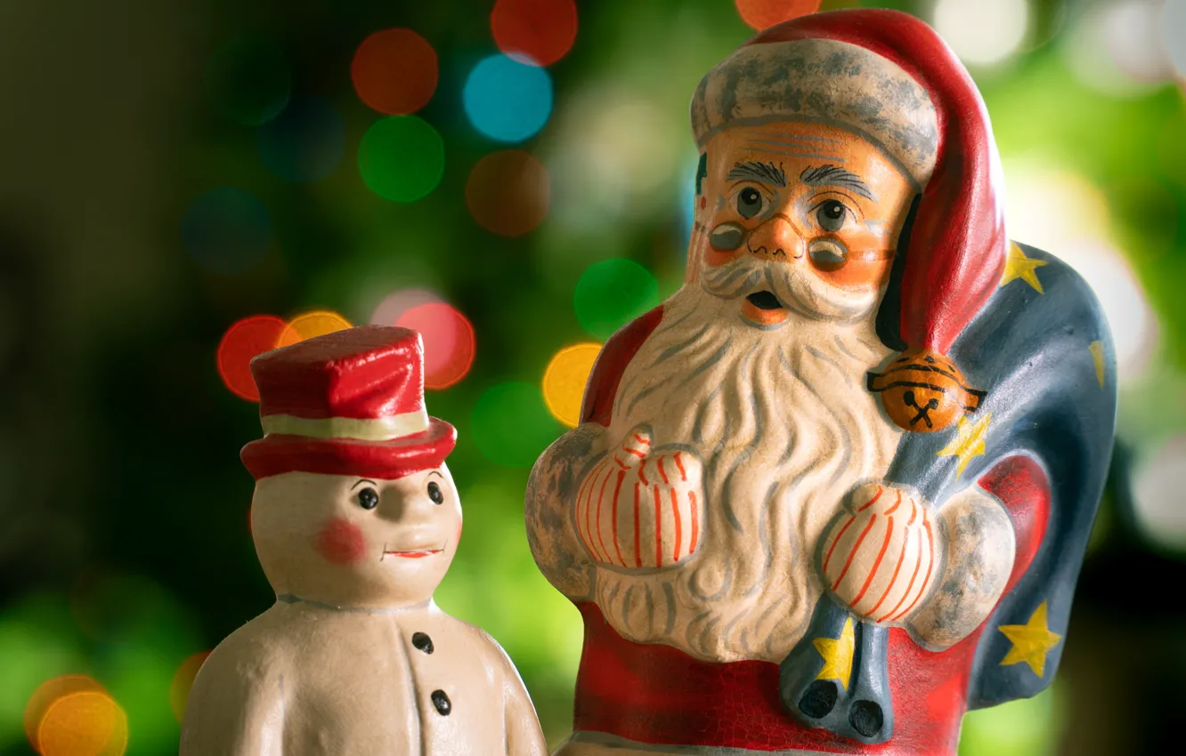 Фото обои праздник, игрушка, игрушки, две, Рождество, Новый год, снеговик, Санта Клаус