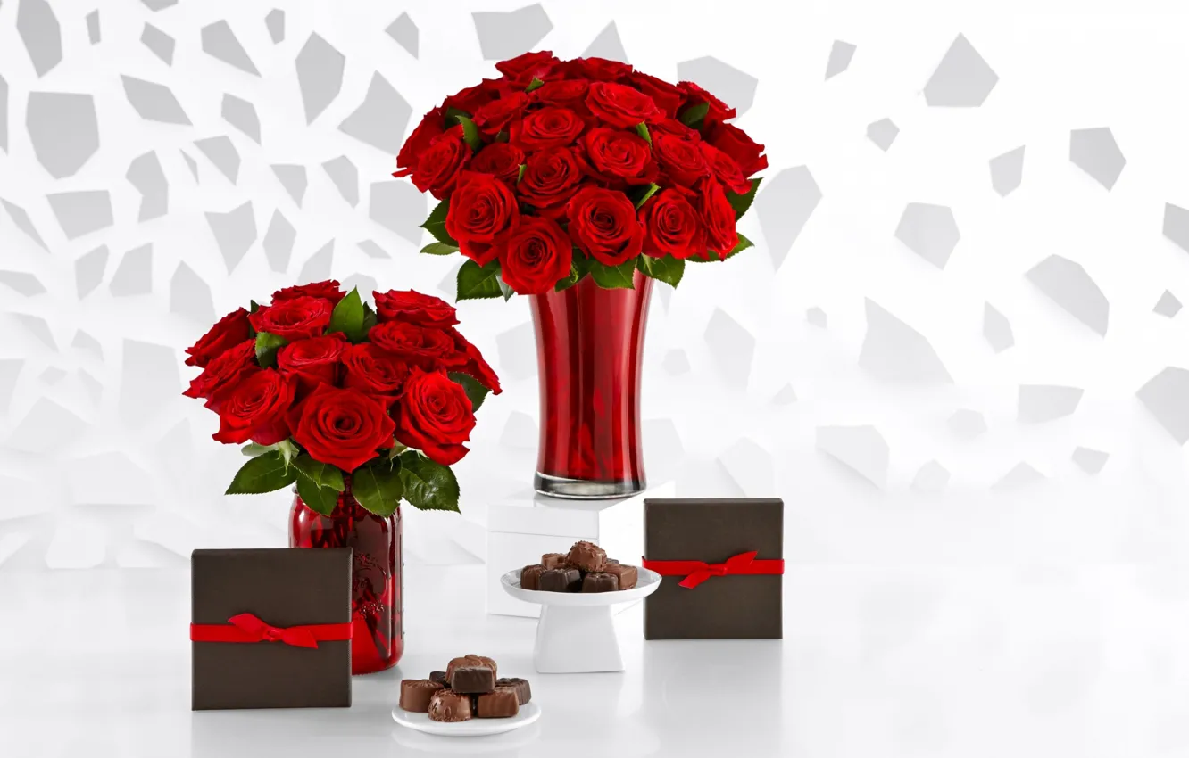 Фото обои цветы, розы, конфеты, подарки, красные, коробки, вазы, шоколадные