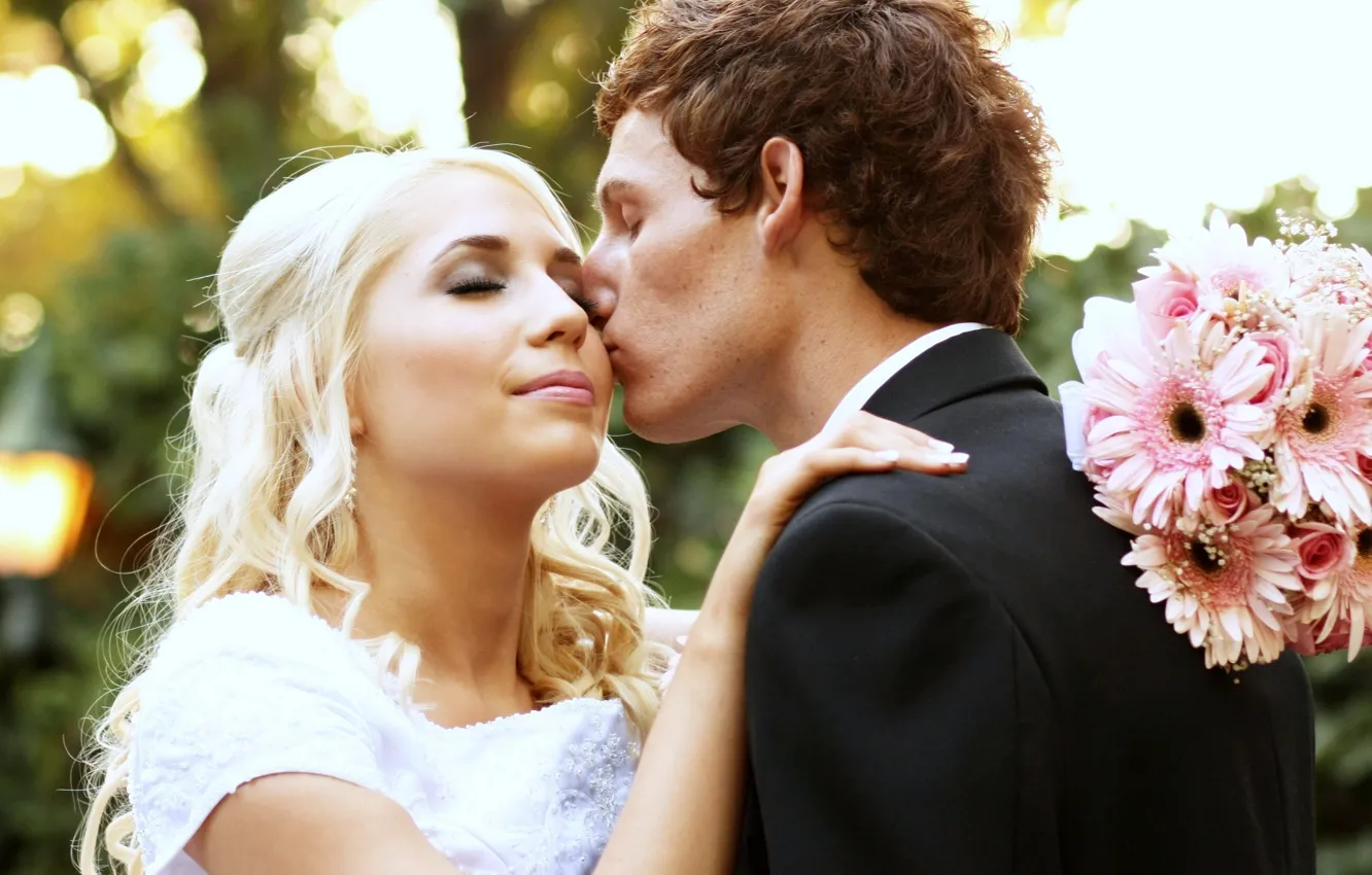 Фото обои поцелуй, букет, блондинка, невеста, жених