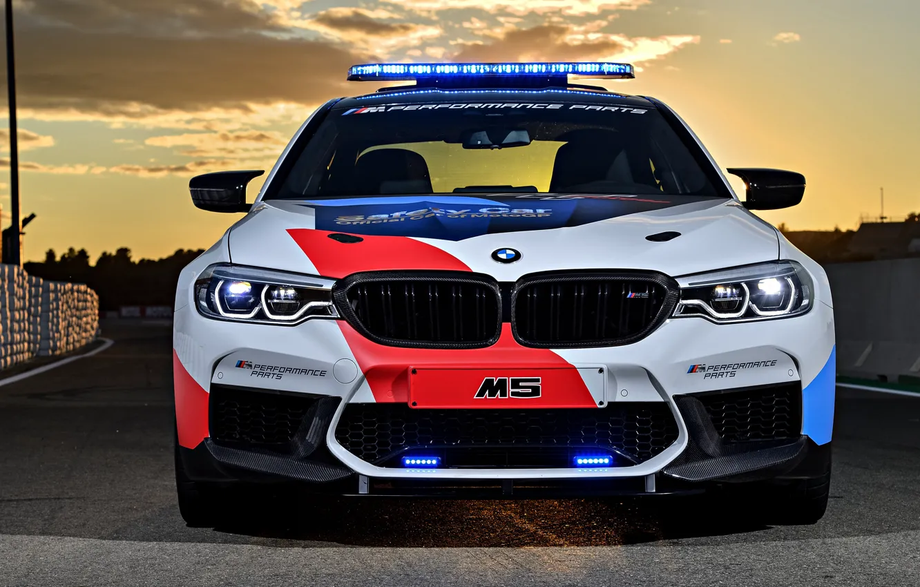 Фото обои вид спереди, MotoGP, 2018, мигалки, Safety Car, BMW M5