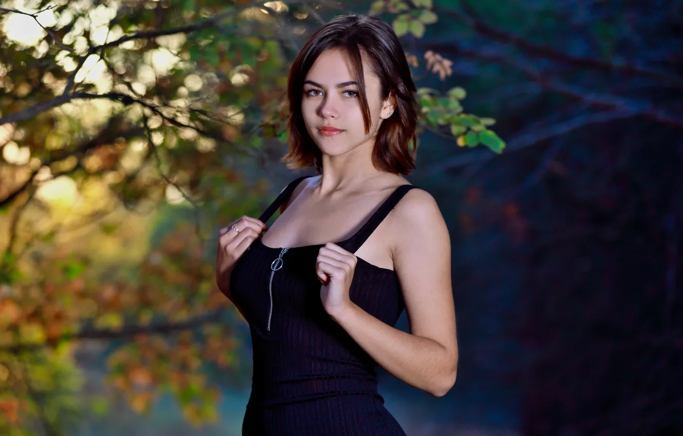 Фото обои forest, cleavage, dress, woman, young, short hair, tree, model